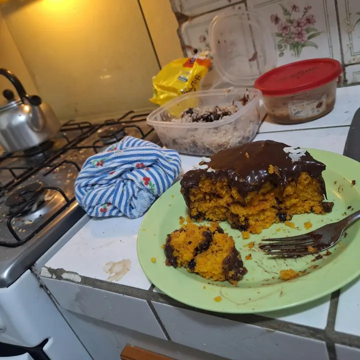 Bolo de cenoura com calda de chocolate