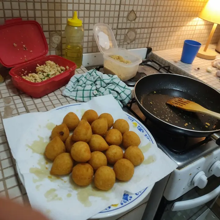 Coxinhas de frango douradas numa travessa