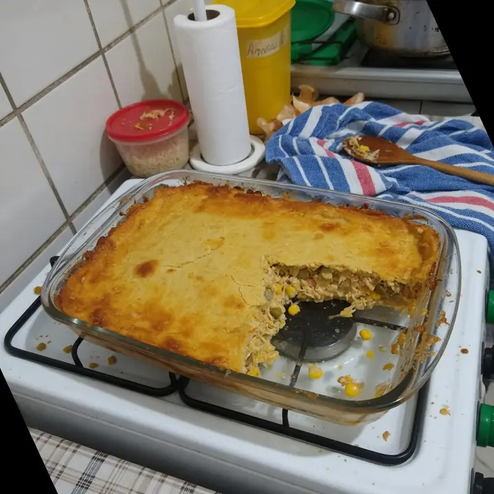 Fatia de torta de brócolis servida no prato