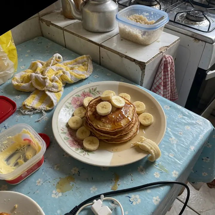 Panquecas de aveia com banana empilhadas
